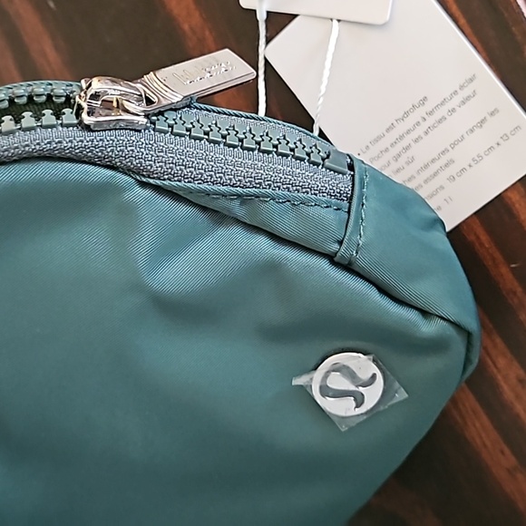 Lululemon Everywhere belt bag NWT- green - Picture 4 of 5